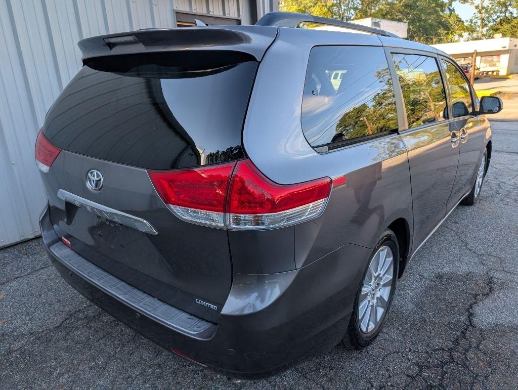 Toyota Sienna XLE 8-Pass V6 2011
