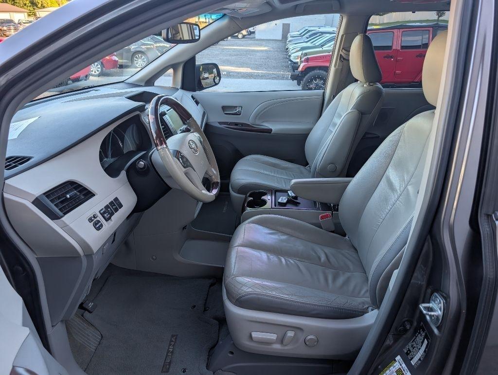 Toyota Sienna XLE 8-Pass V6 2011