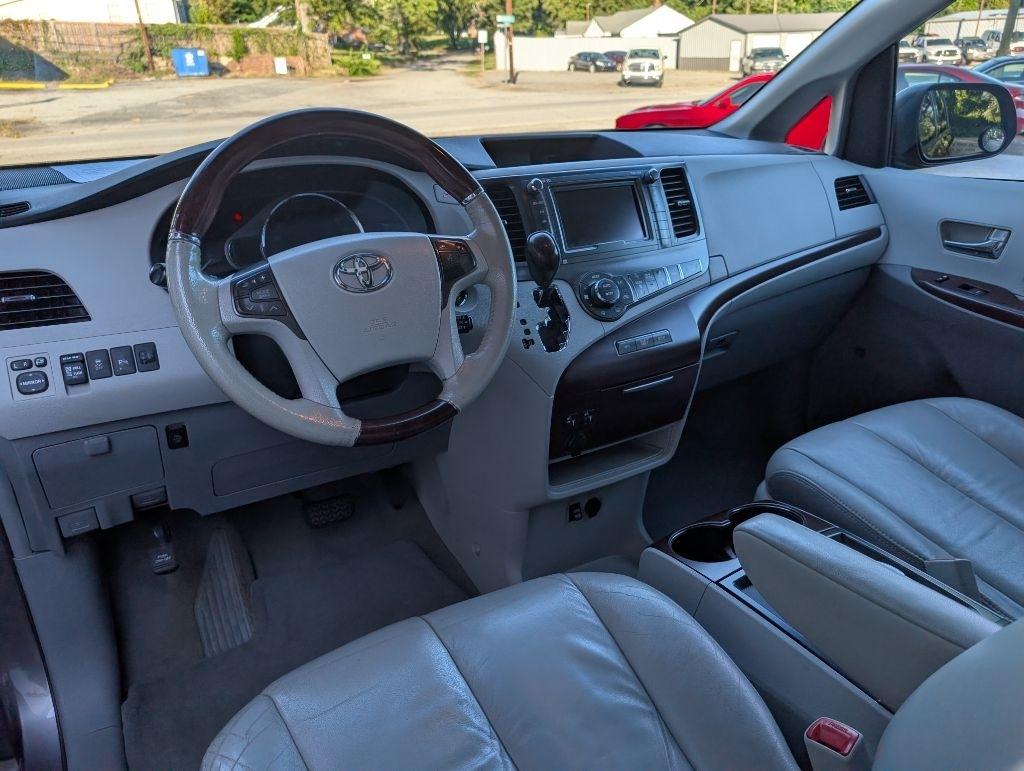 Toyota Sienna XLE 8-Pass V6 2011