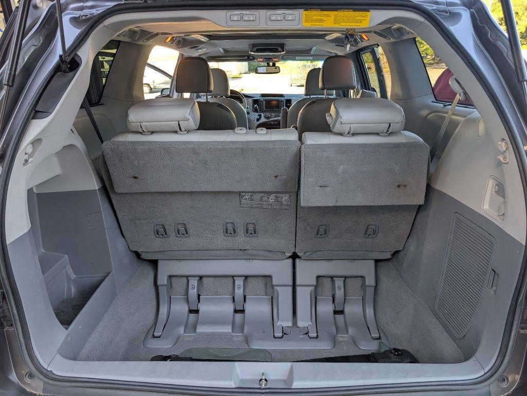 Toyota Sienna XLE 8-Pass V6 2011