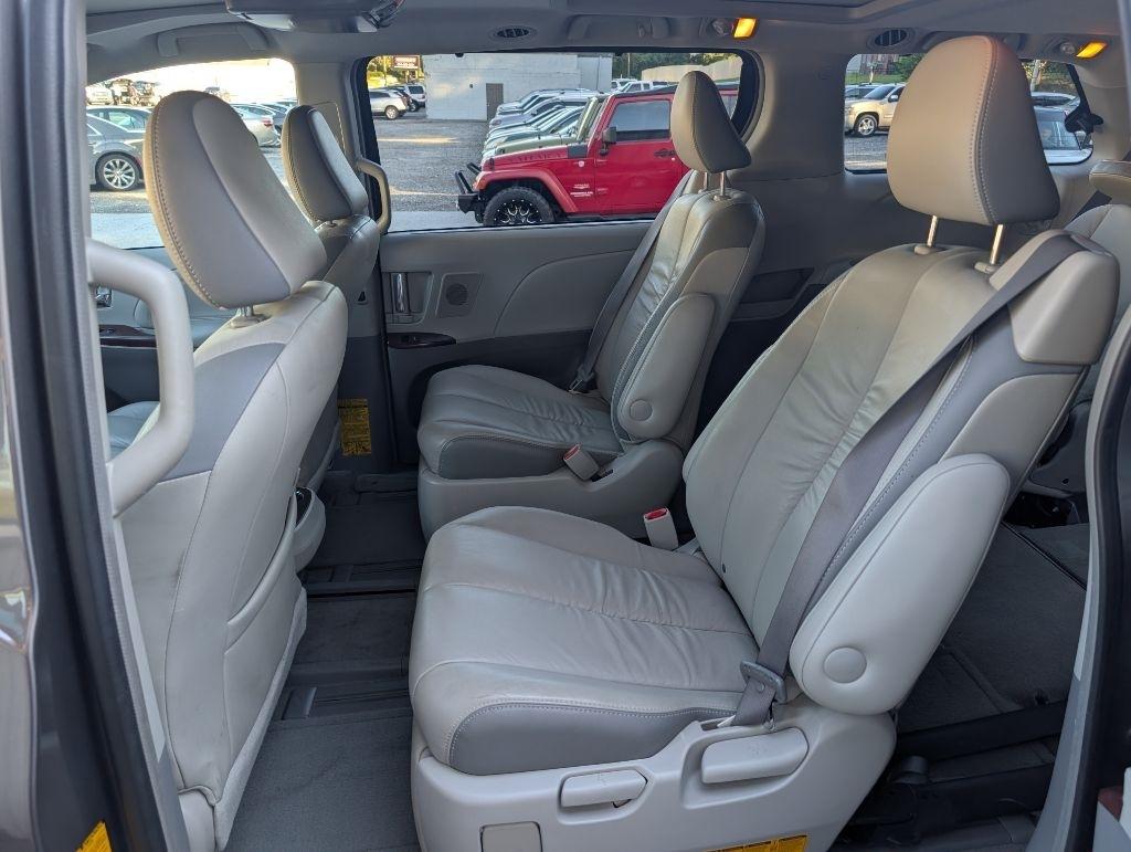 Toyota Sienna XLE 8-Pass V6 2011