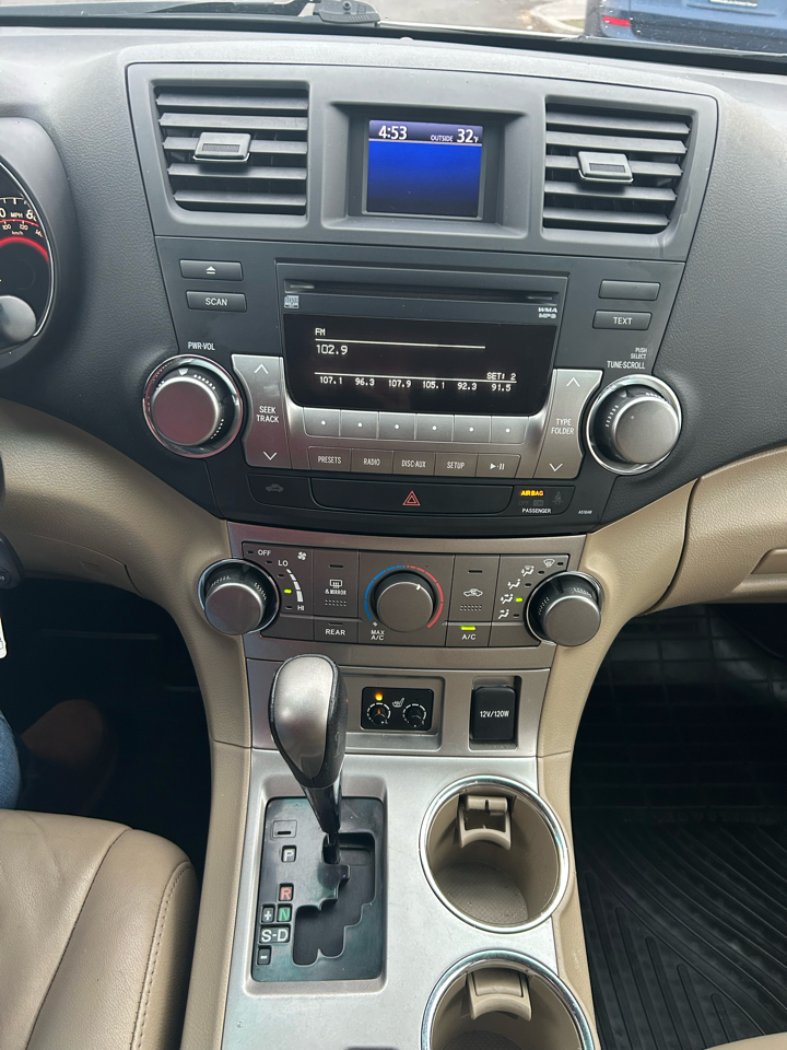 Toyota Highlander Base 4WD 2012