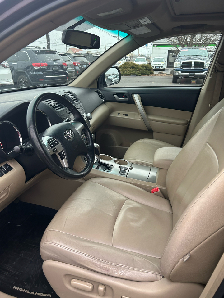 Toyota Highlander Base 4WD 2012