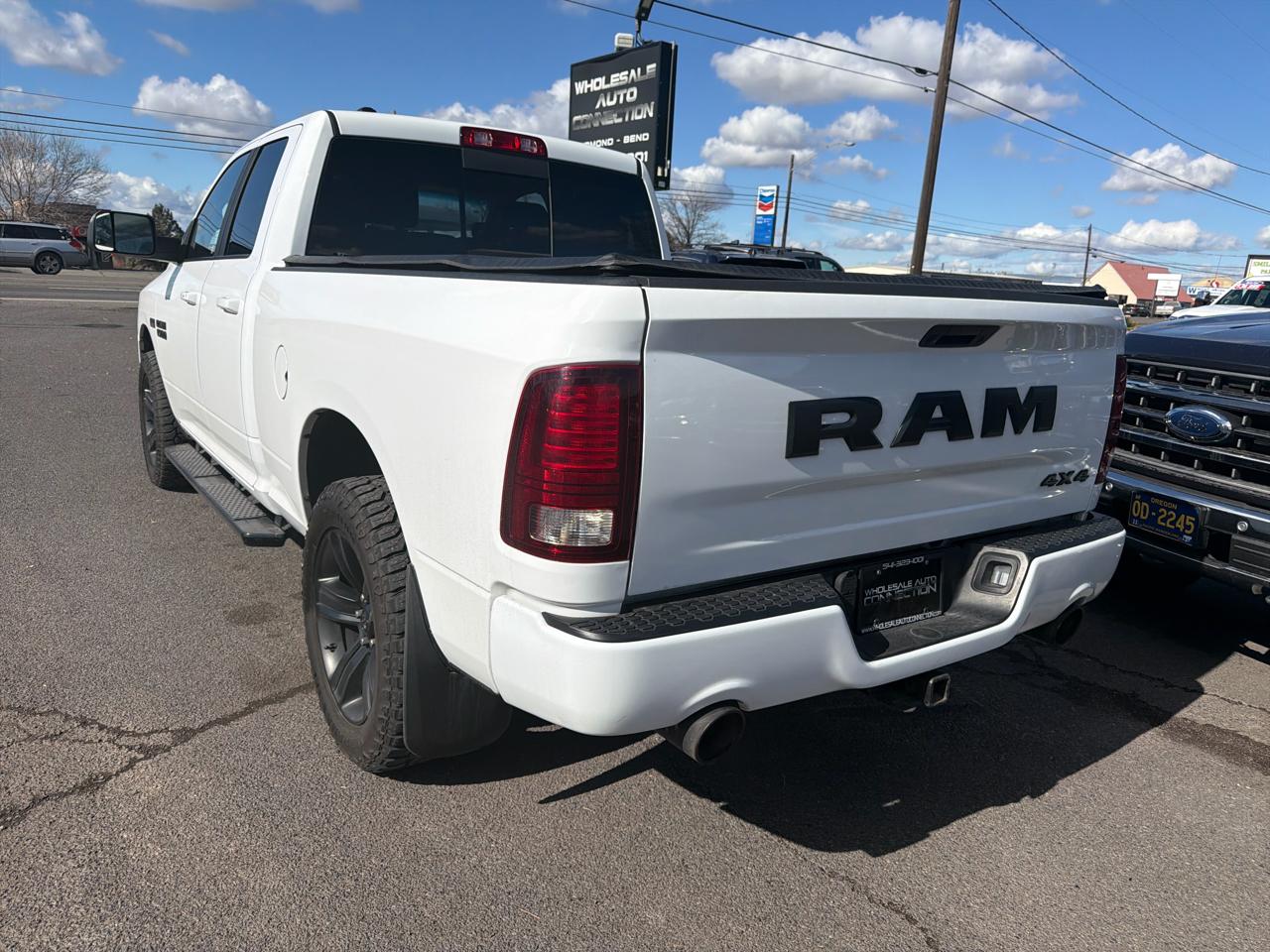 RAM 1500 4WD Quad Cab 140.5" Sport 2017