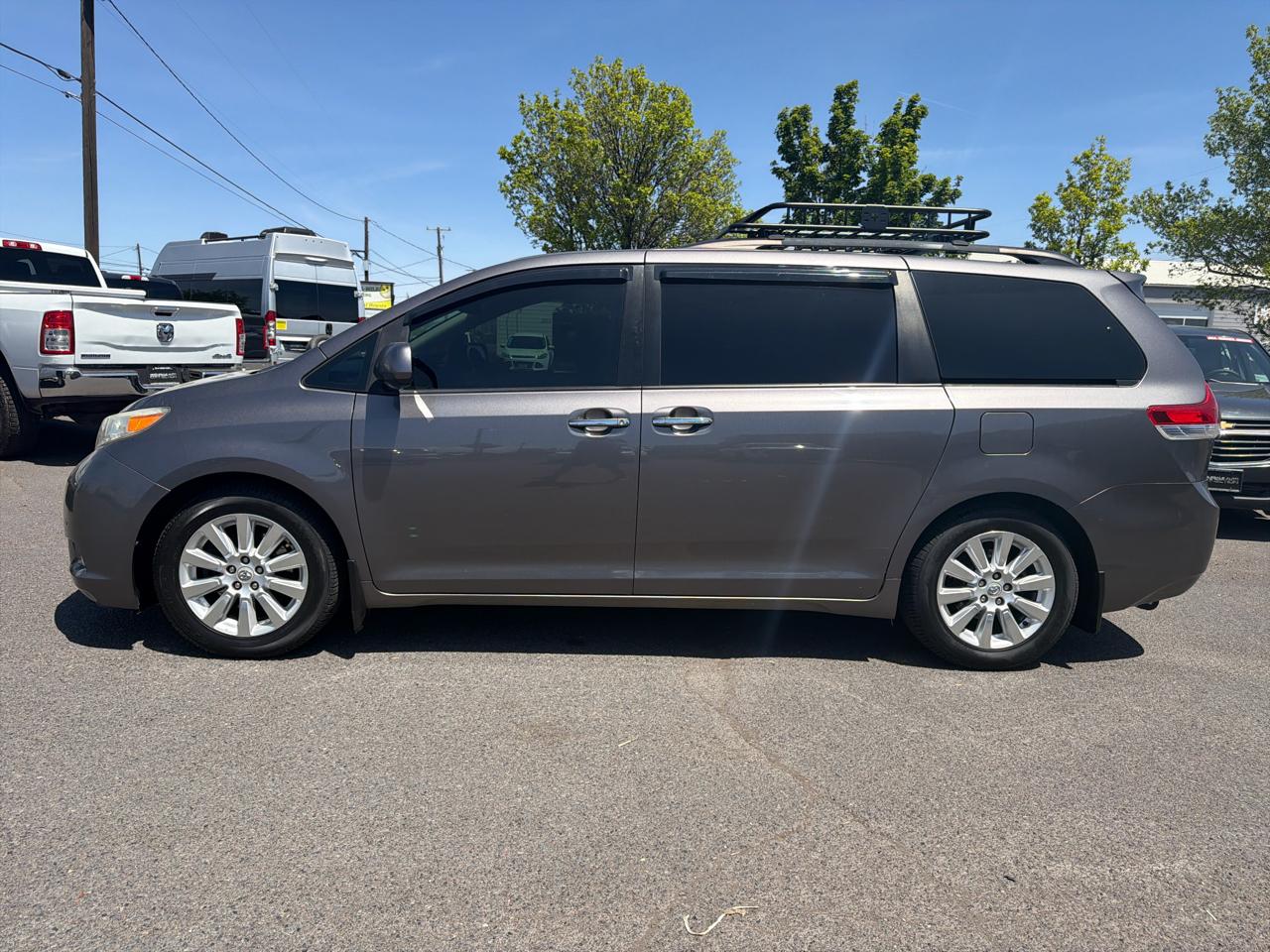 Toyota Sienna XLE AWD 7-Pass V6 2011