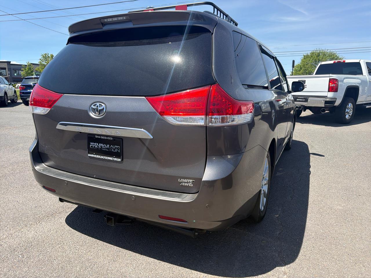 Toyota Sienna XLE AWD 7-Pass V6 2011