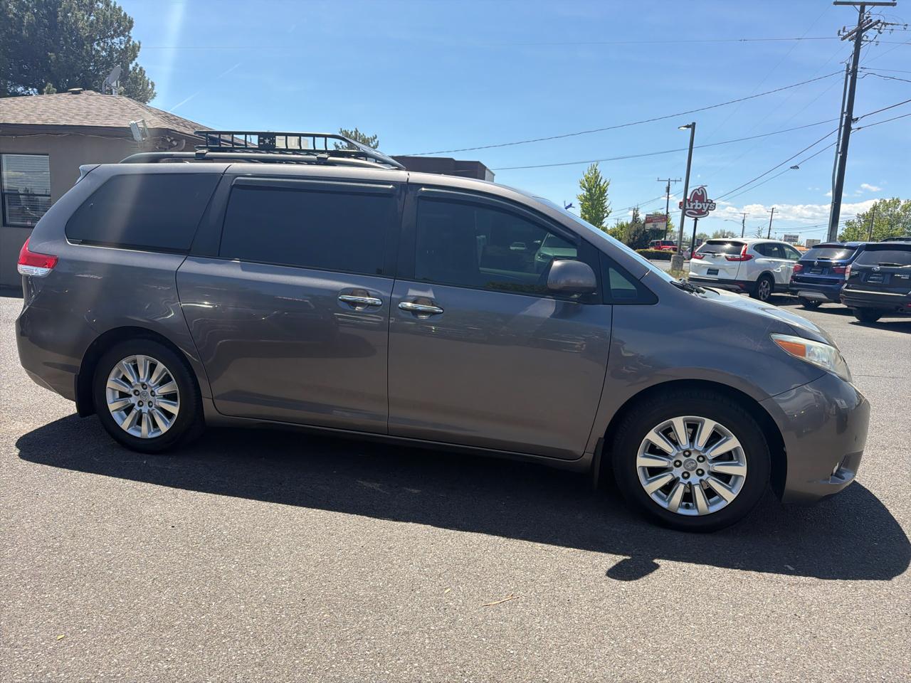 Toyota Sienna XLE AWD 7-Pass V6 2011