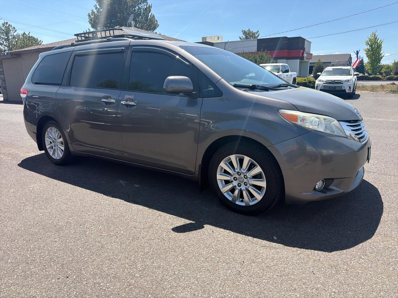 Toyota Sienna XLE AWD 7-Pass V6 2011