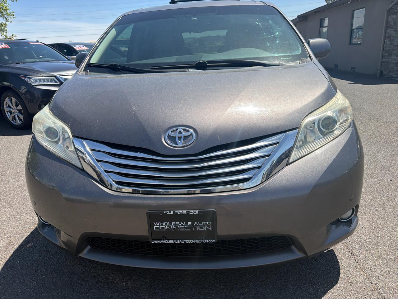 Toyota Sienna XLE AWD 7-Pass V6 2011