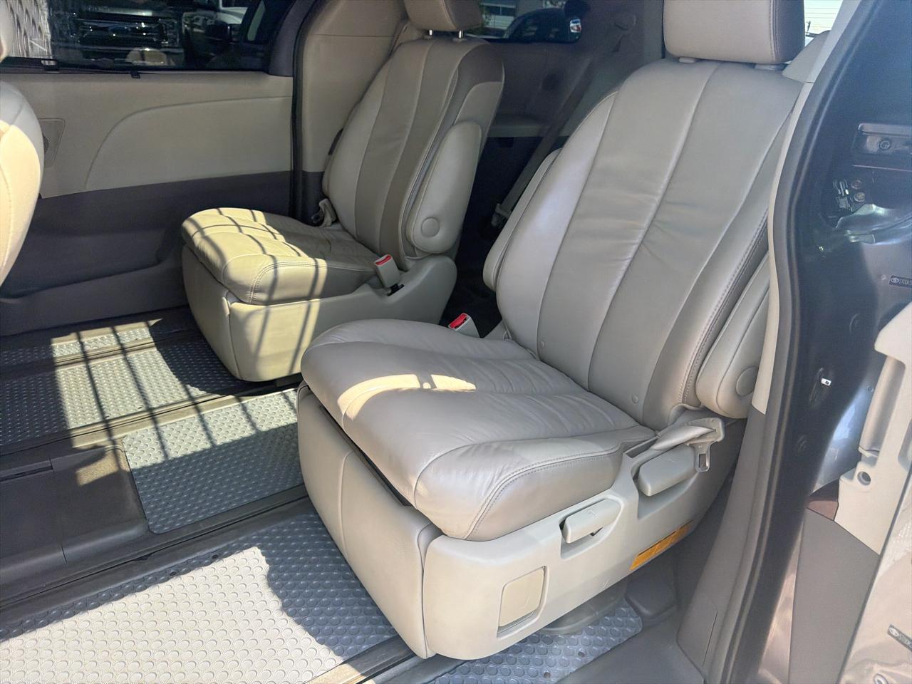 Toyota Sienna XLE AWD 7-Pass V6 2011