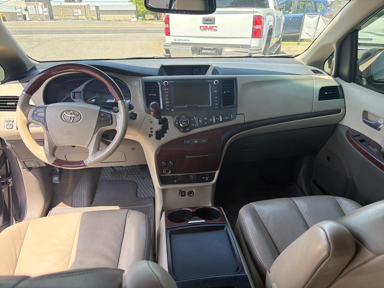 Toyota Sienna XLE AWD 7-Pass V6 2011