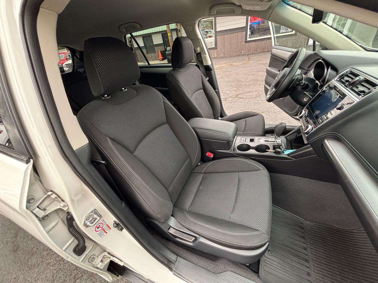 2018 Subaru Outback 2.5i Premium photo 8