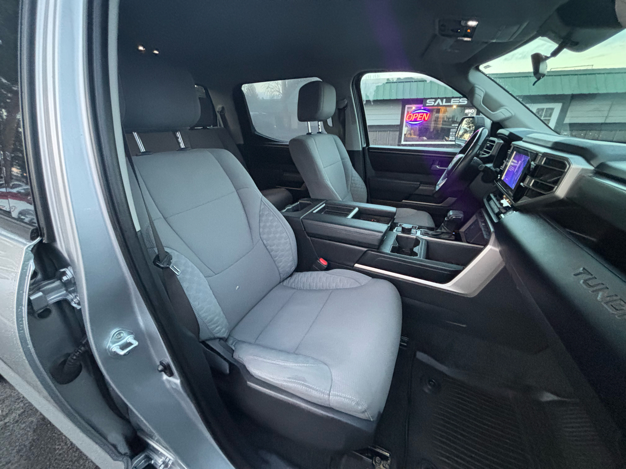 Toyota Tundra SR5 Crew Max 4WD 2023