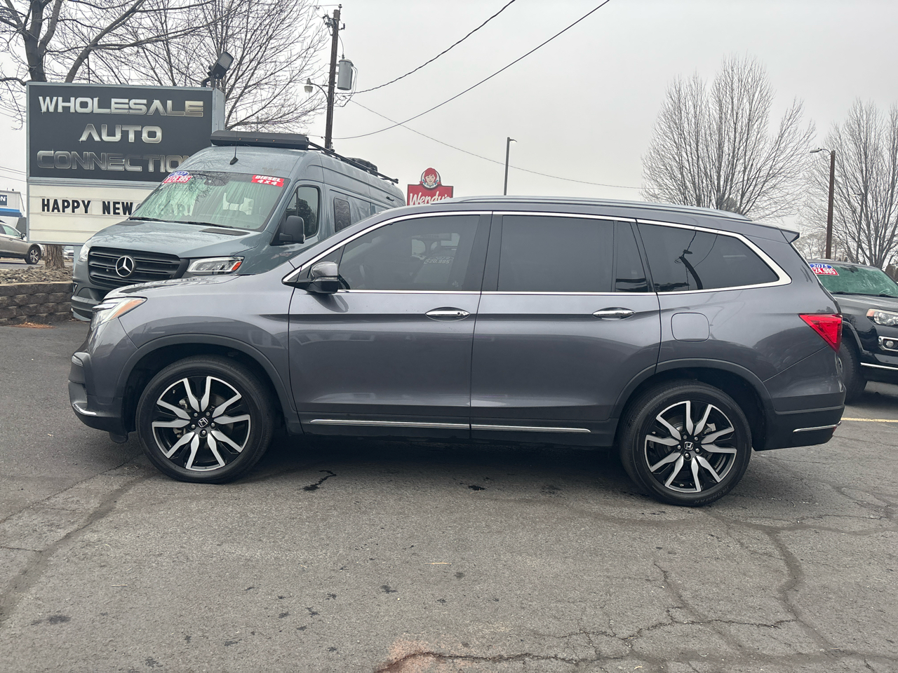 Honda Pilot Touring w/Rear Captain's Chairs AWD 2019