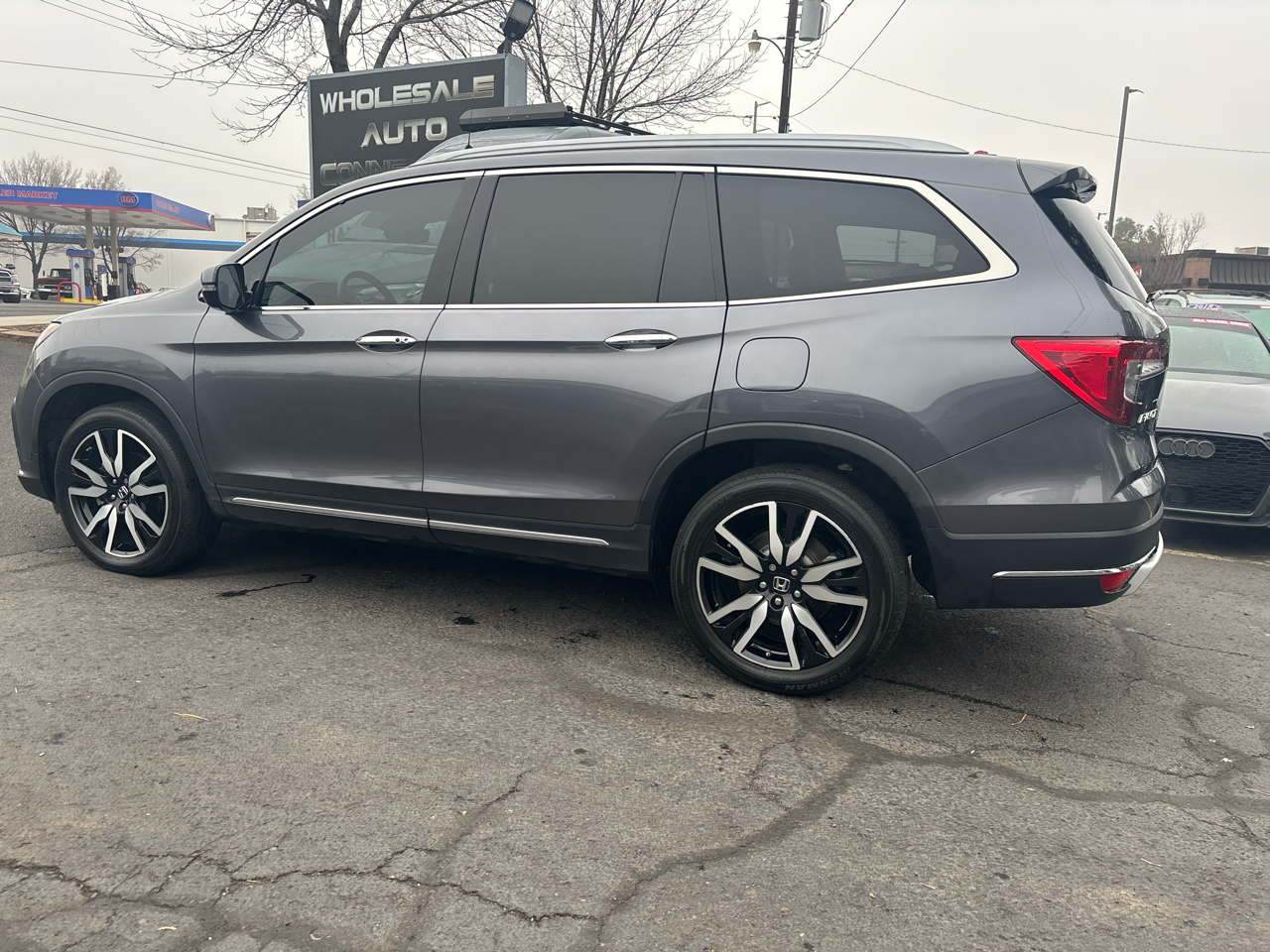 Honda Pilot Touring w/Rear Captain's Chairs AWD 2019