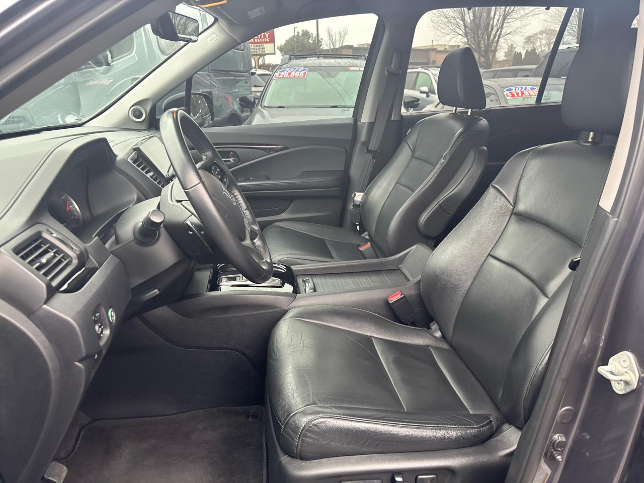 Honda Pilot Touring w/Rear Captain's Chairs AWD 2019