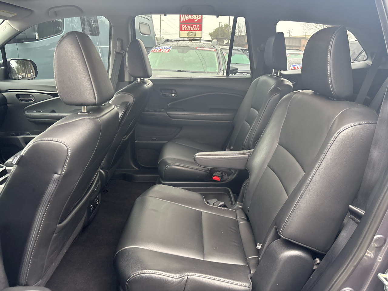 Honda Pilot Touring w/Rear Captain's Chairs AWD 2019