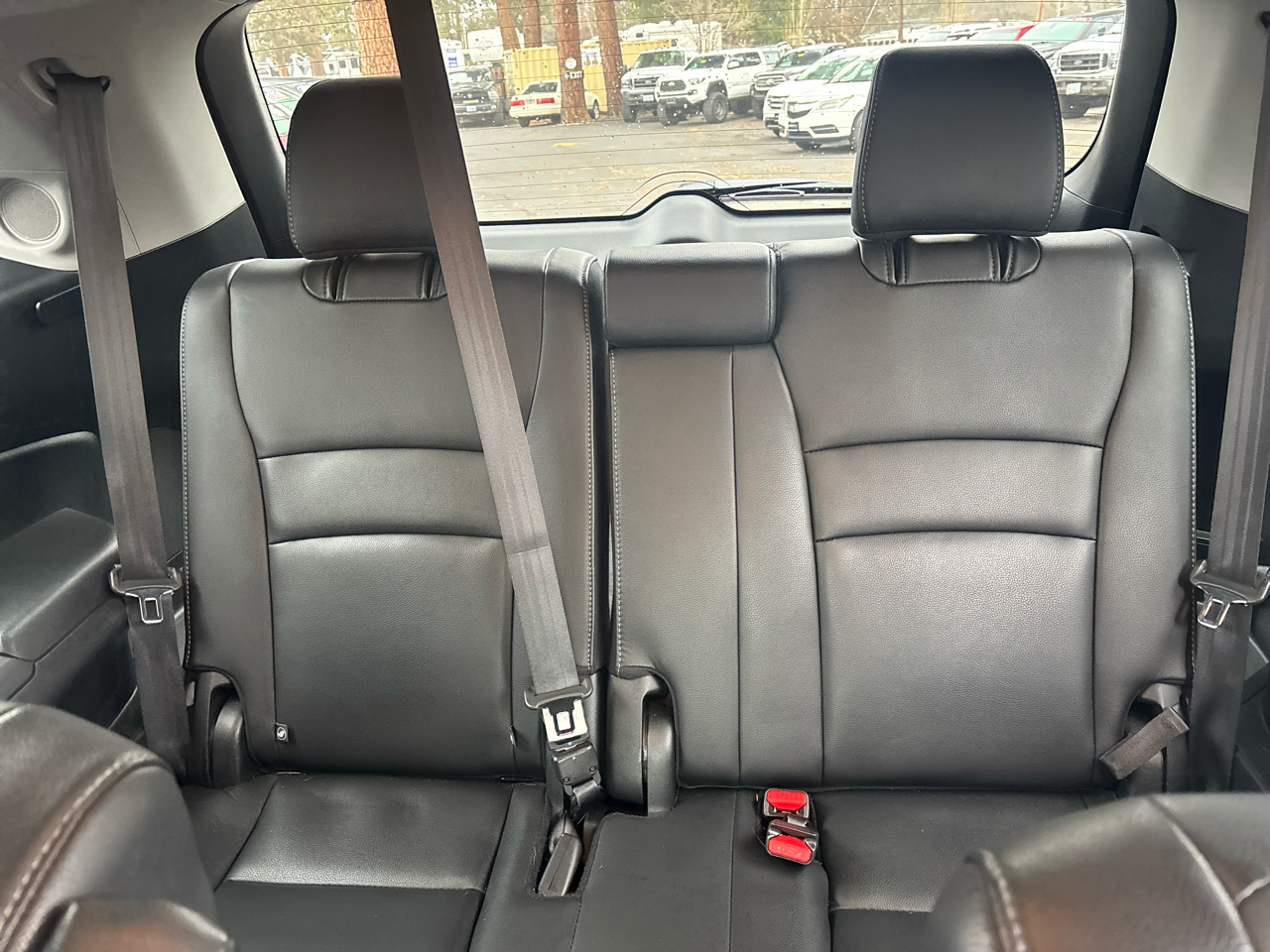 Honda Pilot Touring w/Rear Captain's Chairs AWD 2019