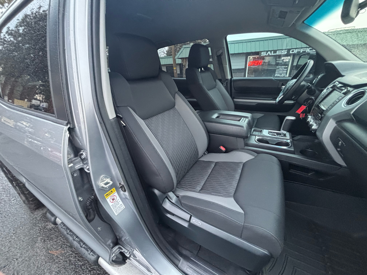 Toyota Tundra SR5 5.7L V8 CrewMax 4WD 2016