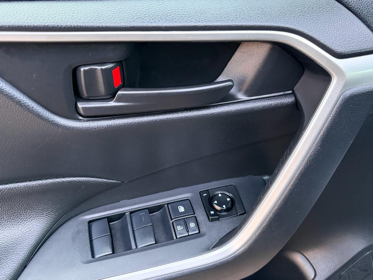 Toyota RAV4 LE AWD 2019