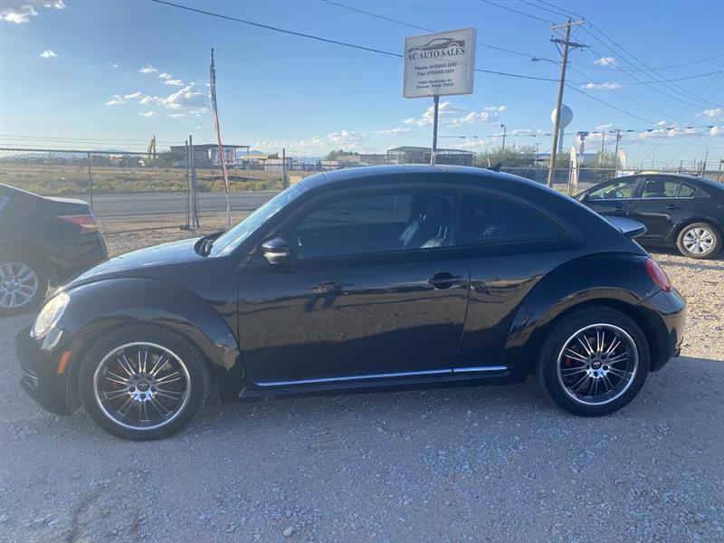 Volkswagen Beetle 2.0T Turbo w/Sunroof & Sound 2012