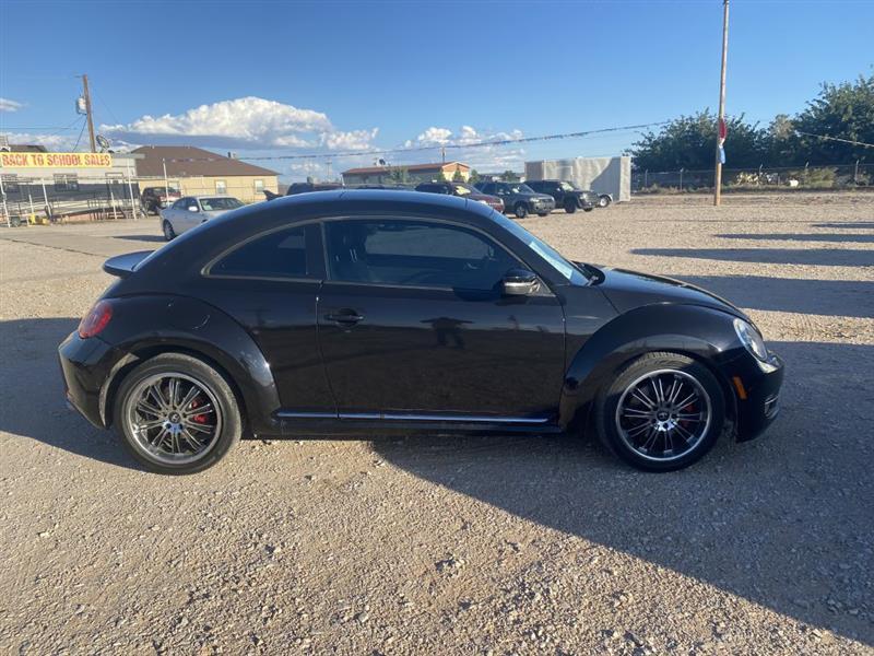 Volkswagen Beetle 2.0T Turbo w/Sunroof & Sound 2012