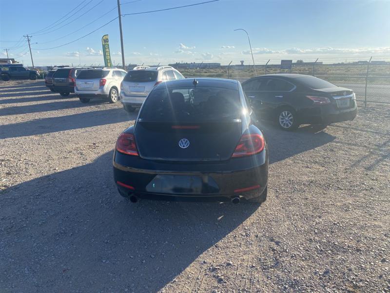 Volkswagen Beetle 2.0T Turbo w/Sunroof & Sound 2012