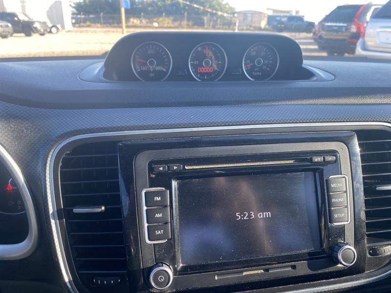 Volkswagen Beetle 2.0T Turbo w/Sunroof & Sound 2012