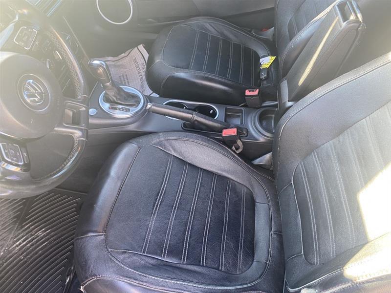 Volkswagen Beetle 2.0T Turbo w/Sunroof & Sound 2012