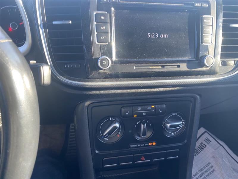 Volkswagen Beetle 2.0T Turbo w/Sunroof & Sound 2012