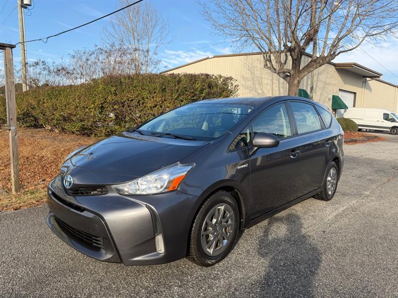2015 Toyota Prius v Five's photo