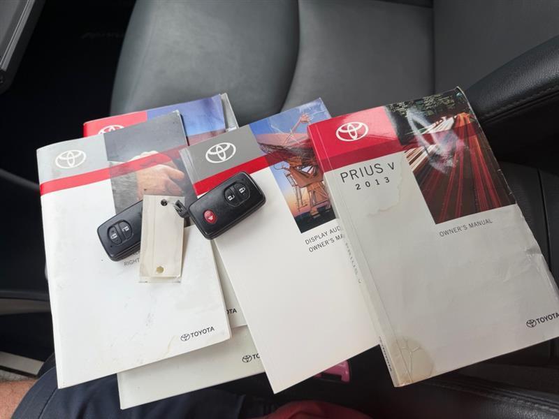 2013 Toyota Prius v Five - Photo 17
