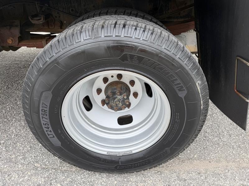 Ford F-350 SD XL Crew Cab Long Bed DRW 4WD 2012