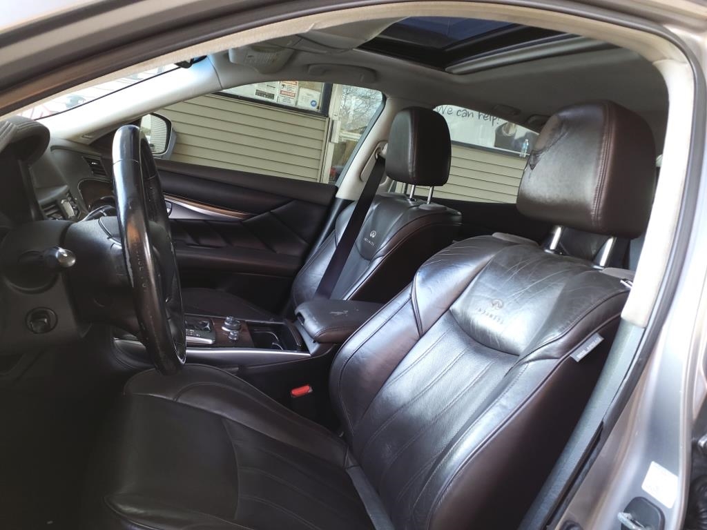 Infiniti M37  2012