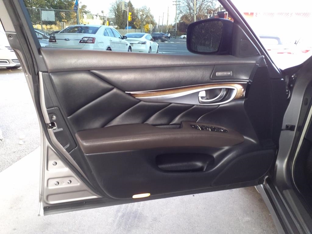 Infiniti M37  2012