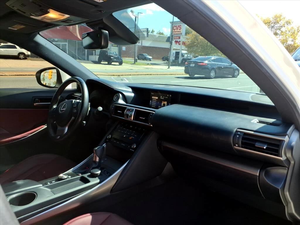 Lexus IS  2018