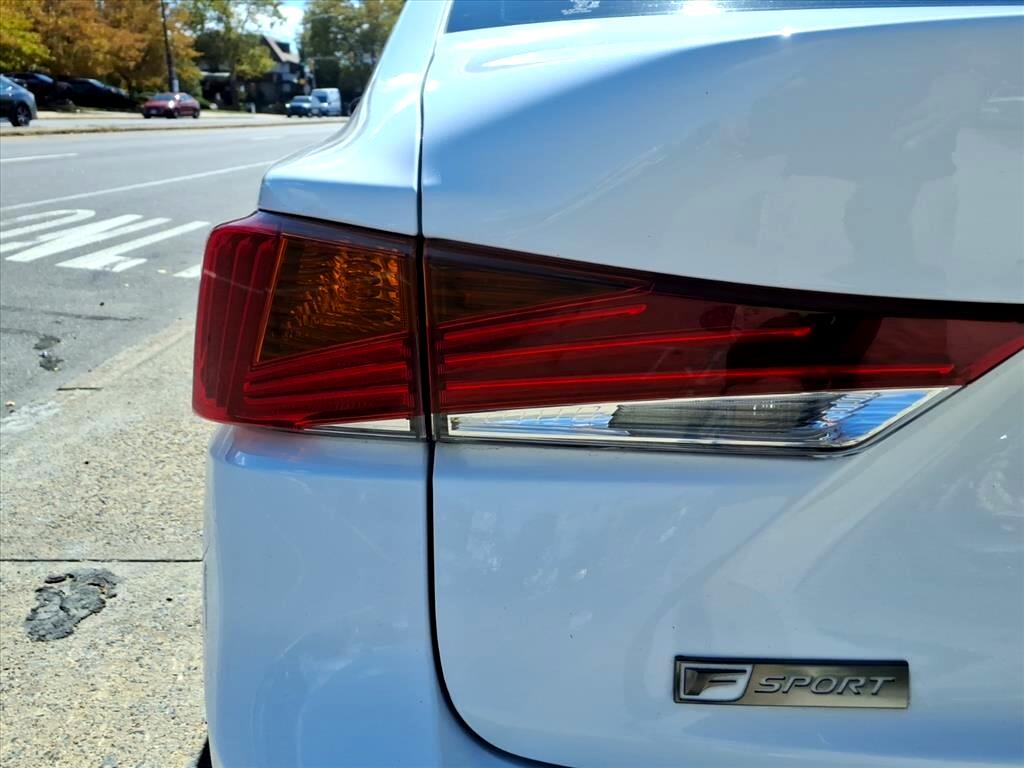 Lexus IS  2018