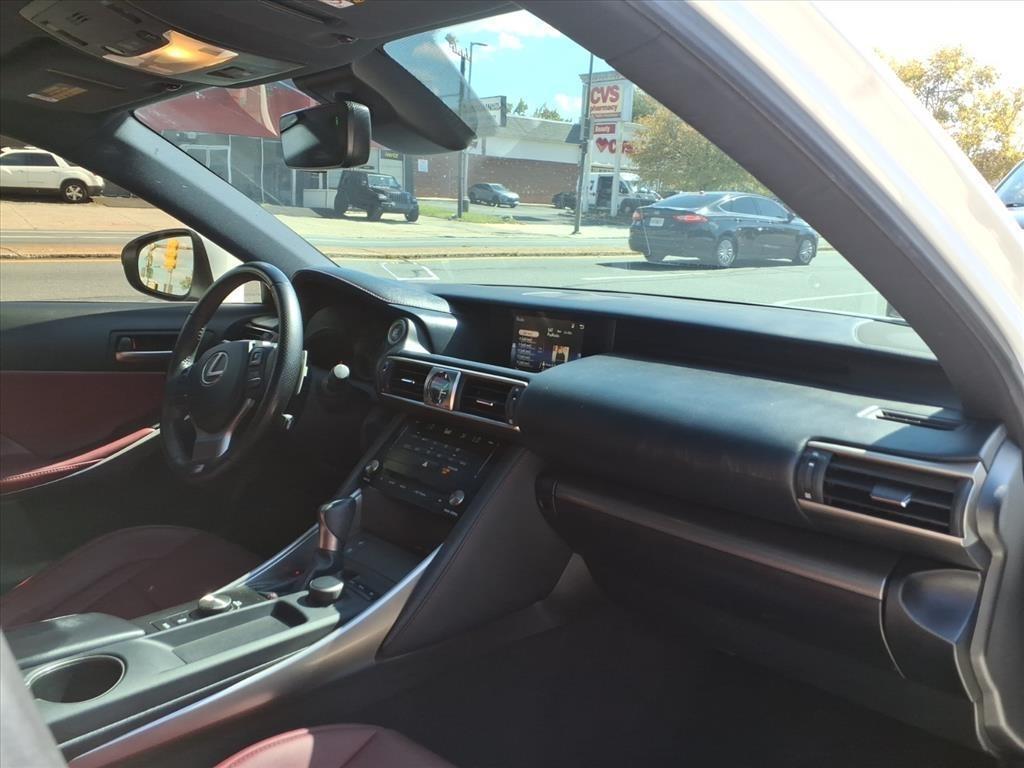 Lexus IS  2018