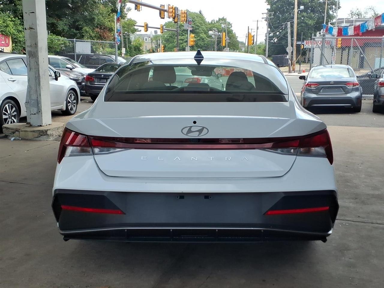 Hyundai Elantra  2024
