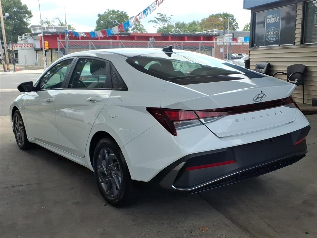 Hyundai Elantra  2024