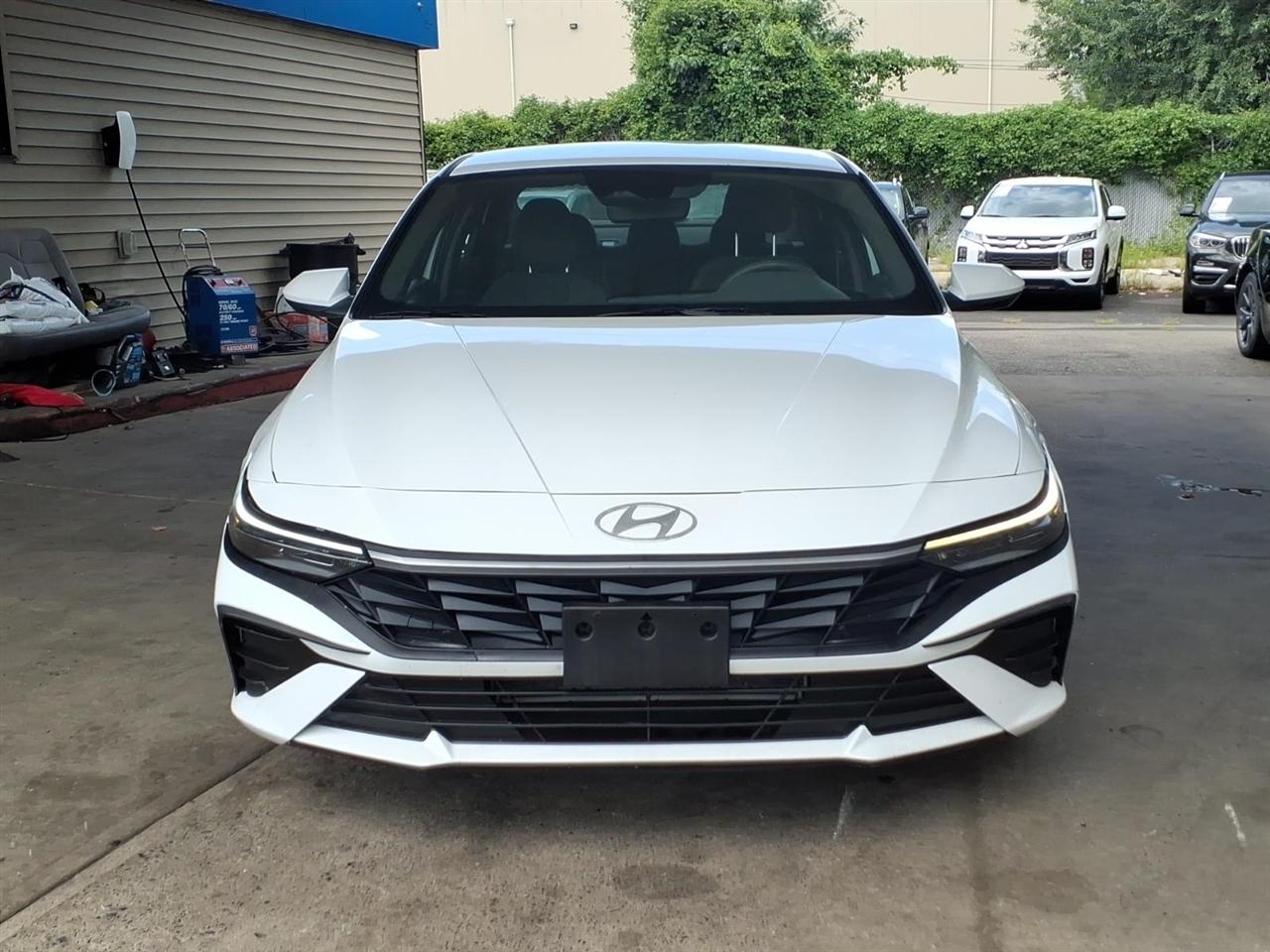 Hyundai Elantra  2024