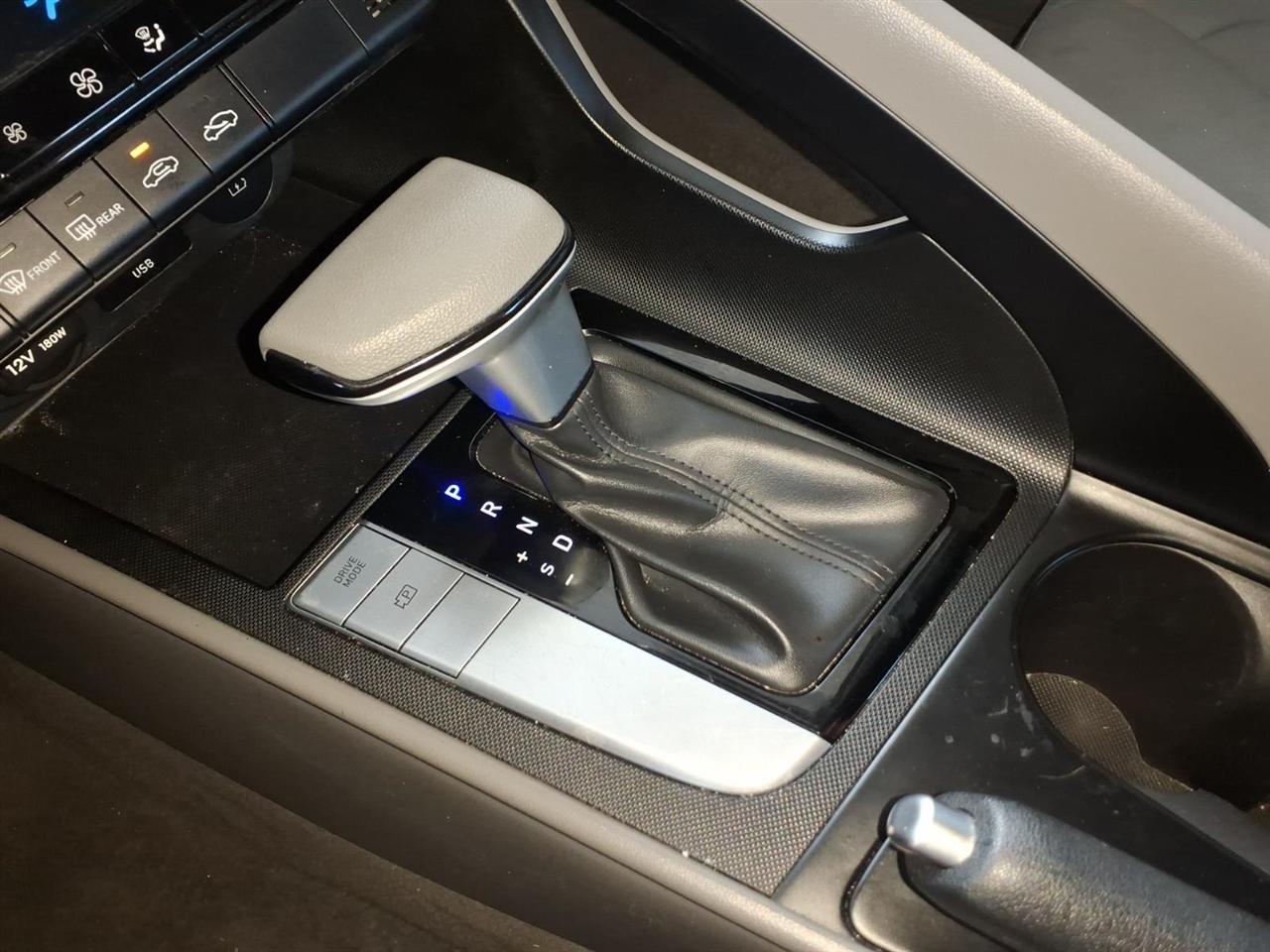 Hyundai Elantra  2024