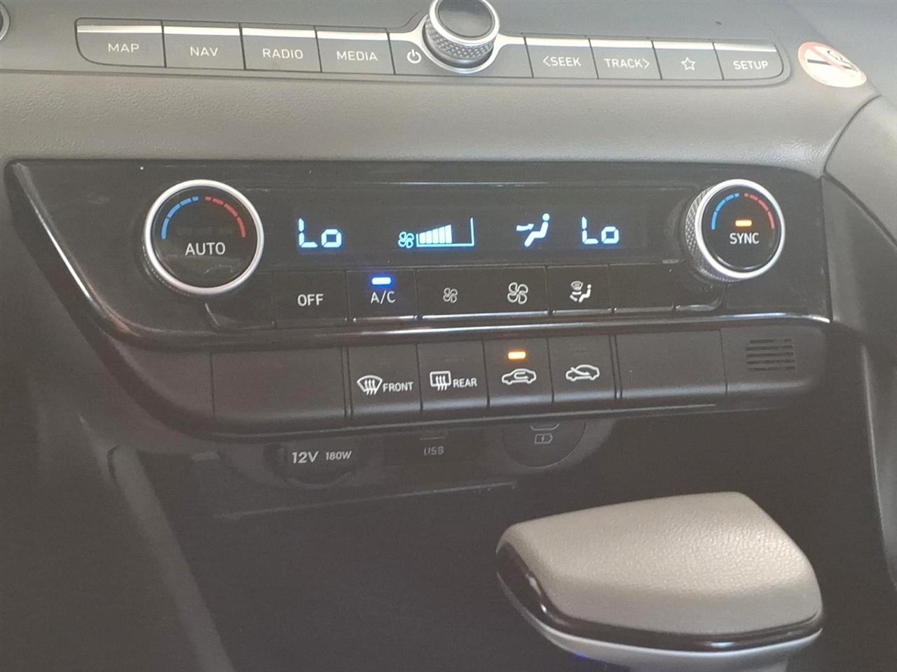Hyundai Elantra  2024