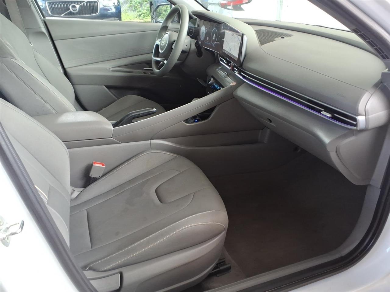 Hyundai Elantra  2024