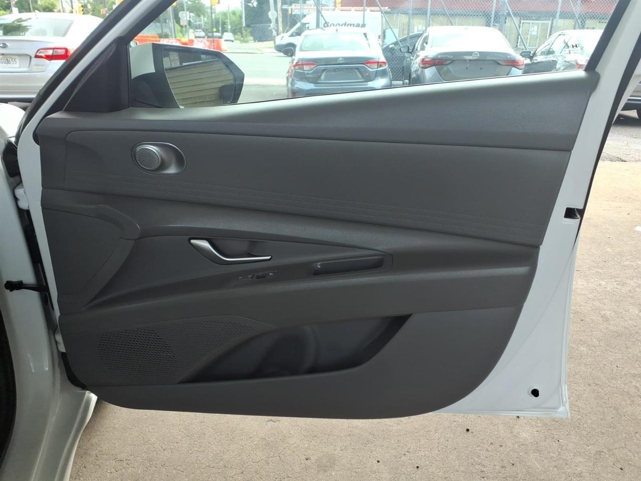 Hyundai Elantra  2024