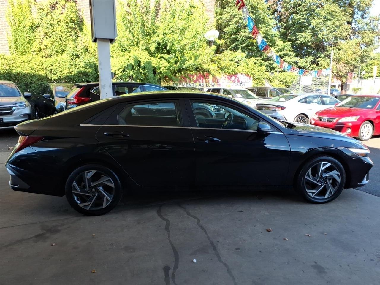 Hyundai Elantra  2024