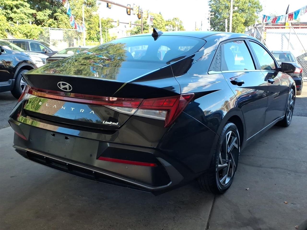 Hyundai Elantra  2024