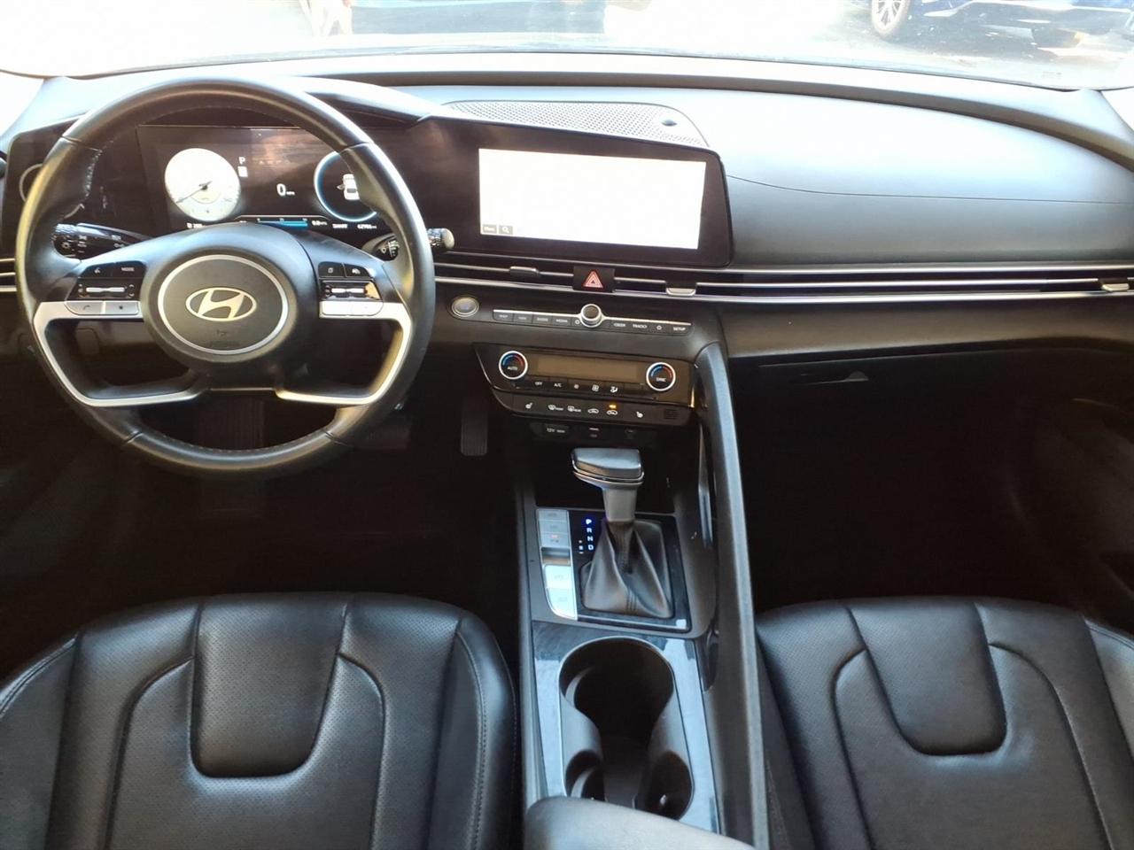 Hyundai Elantra  2024