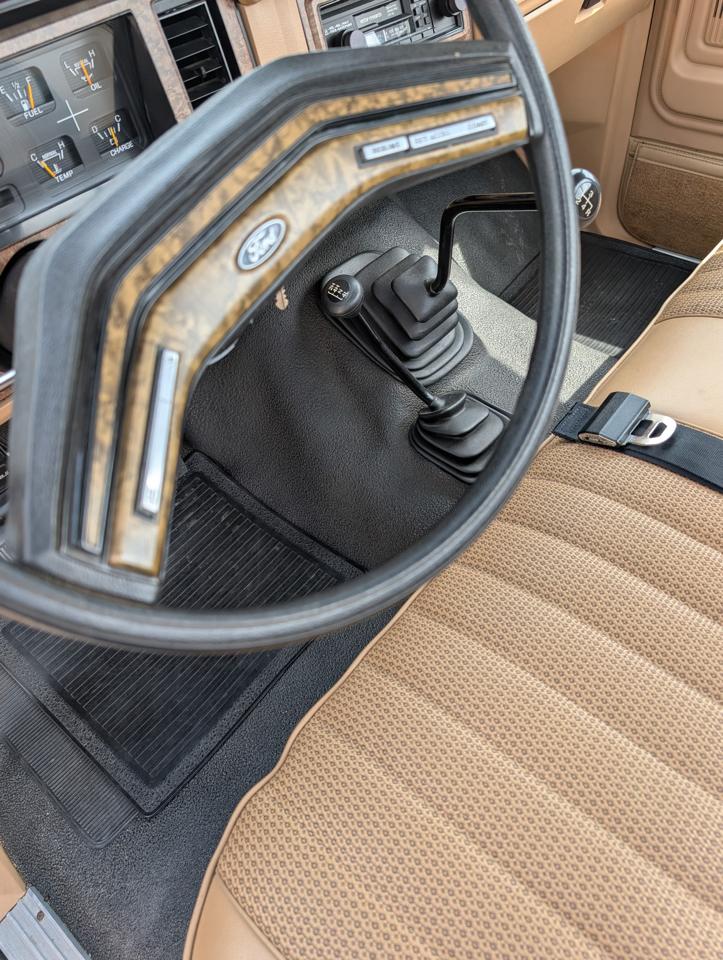 Ford F-250 Regular Cab 4WD 1985