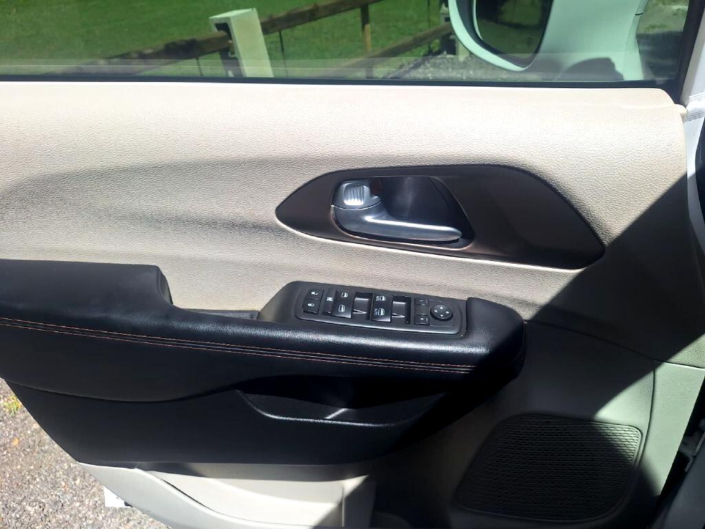 2018 Chrysler Pacifica Touring Plus photo 3